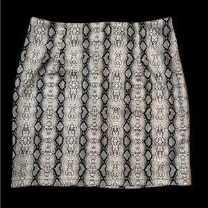 Carmin Women’s Snakeskin Print Mini Skirt Size L